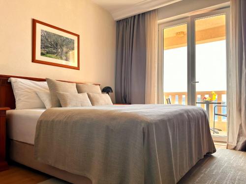 Double Room with Balcony and Sea View image 10