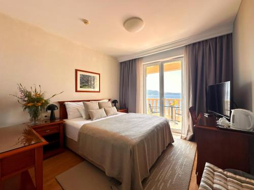 Double Room with Balcony and Sea View image 9