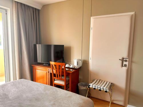 Double Room with Balcony and Sea View image 8