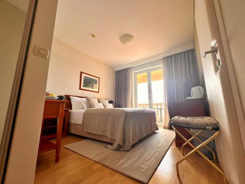 Double Room with Balcony and Sea View image 6