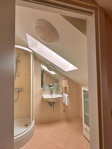 Economy Double Room image 9