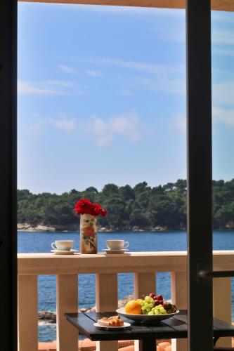 Double Room with Balcony and Sea View image 5
