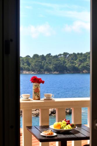 Double Room with Balcony and Sea View image 3