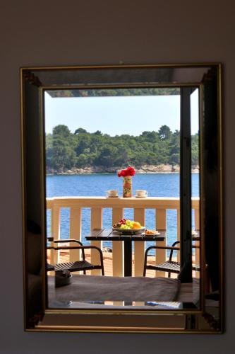 Double Room with Balcony and Sea View image 2