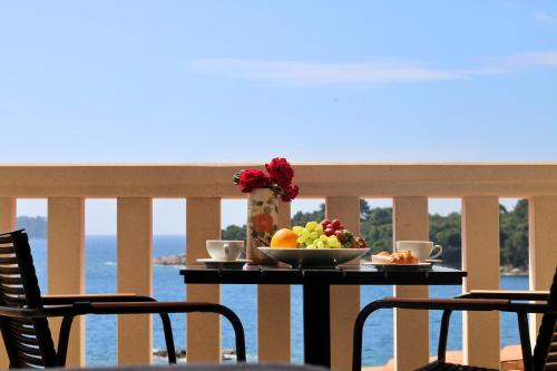Double Room with Balcony and Sea View image 1
