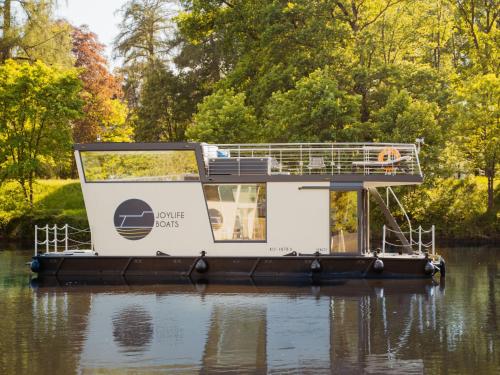 Holiday Home Floating Home-Hausboot in Merzig liegend by Interhome in Merzig, Deutschland