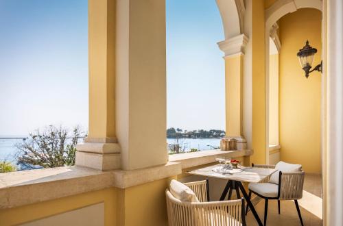 Superior Double Room with Balcony image 3