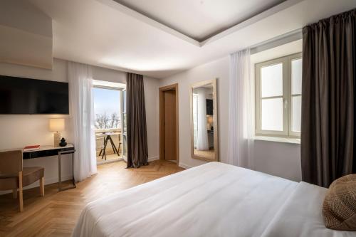 Superior Double Room with Balcony image 10