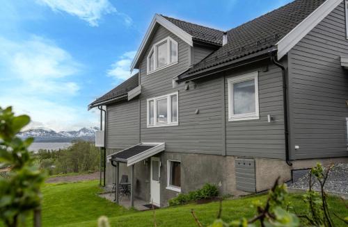 Stor leilighet nær flyplass, buss og natur in 科瓦洛斯勒塔