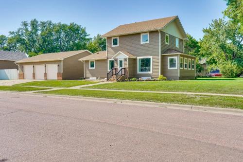 15 Mi to Downtown Sioux Falls: Gem w/ Yard! in Hartford (SD)