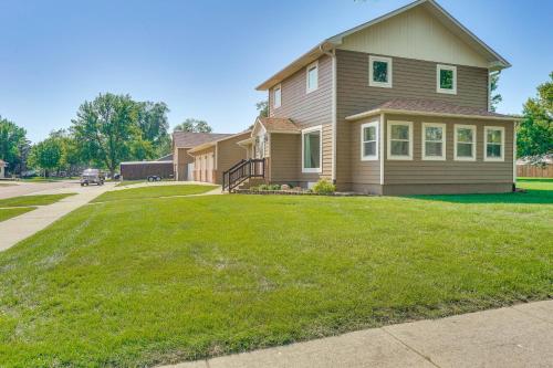 15 Mi to Downtown Sioux Falls: Gem w/ Yard! in Hartford (SD)