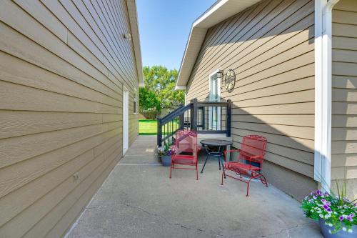 15 Mi to Downtown Sioux Falls: Gem w/ Yard! in Hartford (SD)