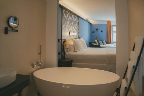 room detail thumbnail 2