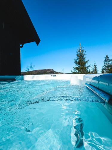 Skeikampen cabin with mountain view, jacuzzi, and 8 bedrooms in สวิงวูลล์