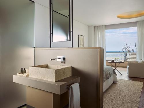 Deluxe Room Side Sea View image 2