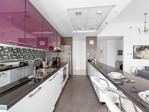 Classic Vintage Charm - 2BR in Cayan Dubai Marina, Dubai (photo 10)