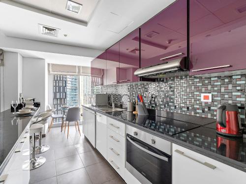 Classic Vintage Charm - 2BR in Cayan Dubai Marina, Dubai (photo 9)