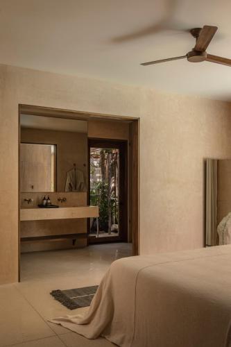 Deluxe Suite image 9