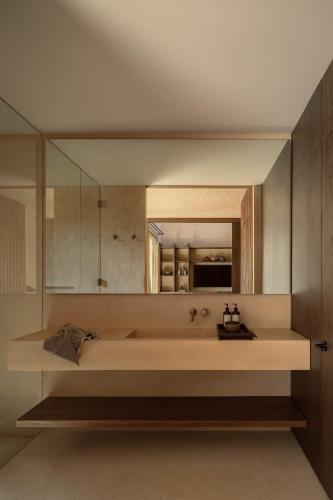 Standard Suite image 5