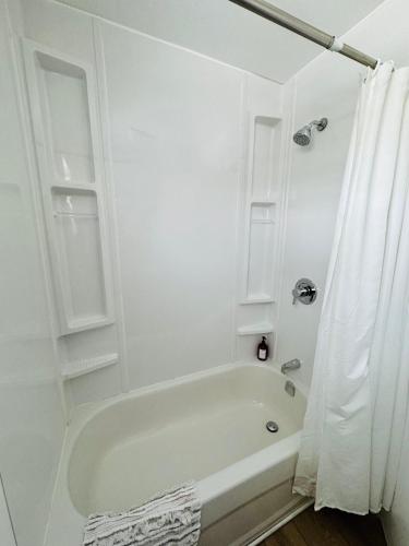 ห้องน้ำ, NookSide Nest Studio Queen Parking Kitchenette in คาร์ลตัน เพลซ (ออนตาริโอ)