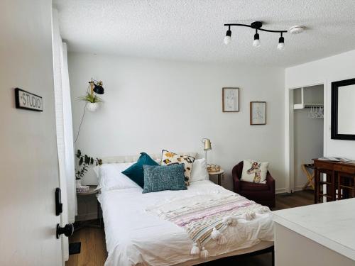 NookSide Nest Studio Queen Parking Kitchenette in คาร์ลตัน เพลซ (ออนตาริโอ)