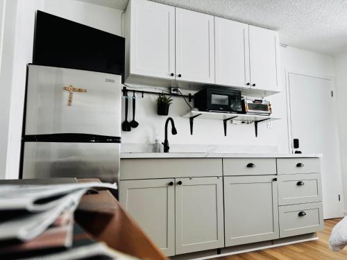 NookSide Nest Studio Queen Parking Kitchenette in คาร์ลตัน เพลซ (ออนตาริโอ)