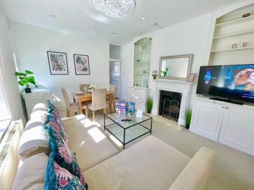Central Hammersmith 3-Bedroom Maisonette with Private Rooftop Terrace & FREE WiFi