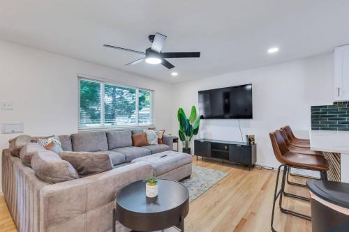 4BD Near DT | Hot Tub, Pingpong & Backyard Fun