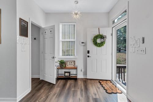 Exterior view, ATL 3BD KING BED NEAR STADIUM WHOLE HOUSE FREE WiFi in Collier Heights