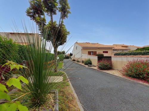 Holiday Home La Coralline-4 by Interhome in Vaux Sur Mer