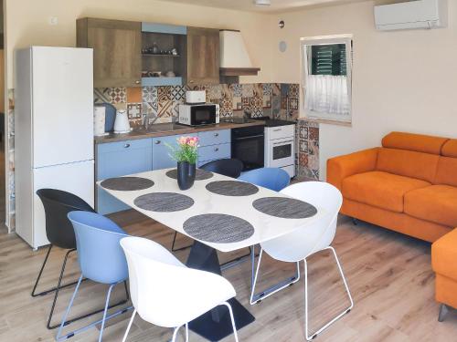 Holiday Home Perina Hiža by Interhome (Holiday Home Perina Hiza by Interhome) in Sutivanac