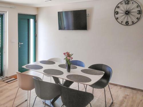 Holiday Home Perina Hiža by Interhome (Holiday Home Perina Hiza by Interhome) in Sutivanac