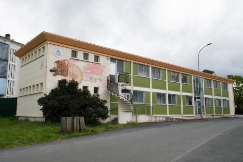 Auberge de jeunesse HI Poitiers Room Type - Bed in 4-Bed Female Dormitory -Shared Bathroom