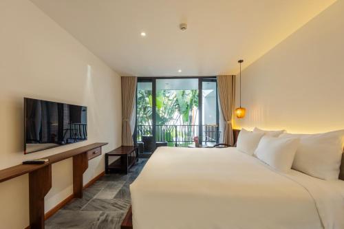 Superior Double or Twin Room with Pool View room in Shoreline Stay