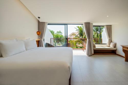 Deluxe Double or Twin Room with Pool View image 4