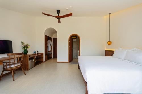 Deluxe Double or Twin Room with Pool View image 3