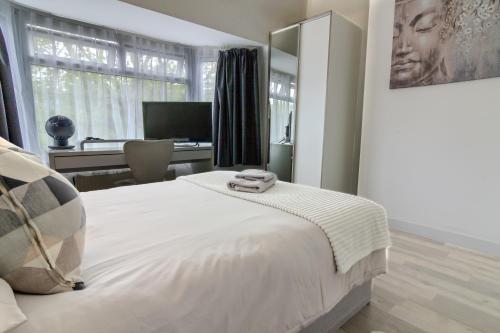 Comfortable Double Room for One Person 3