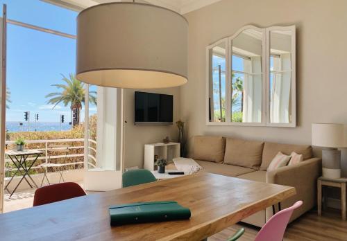 Stunning flat with sea view & garden on Promenade dA – khách sạn tại Fabron