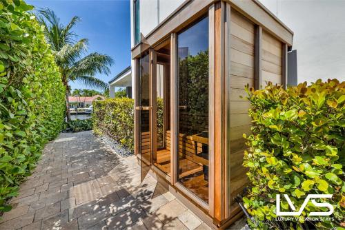 Villabella Luxe 100ft Waterfront Villa With 6bedrooms65bathrooms 5 Minute To Beach Chefaposs Kitchen Heated Poolhot Tub Outdoor Bbq Kitchen Sonos in Fort Lauderdale, USA