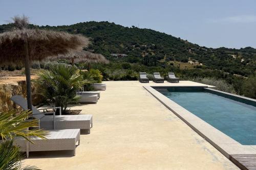 สระว่ายน้ำ, Akine Lodge - A Tranquil Rural Retreat in โกลเมนาร์