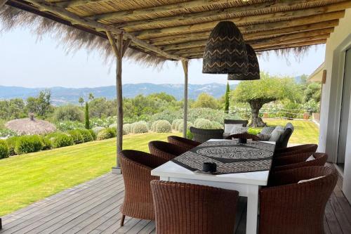 ระเบียง/ชานเรือน, Akine Lodge - A Tranquil Rural Retreat in โกลเมนาร์