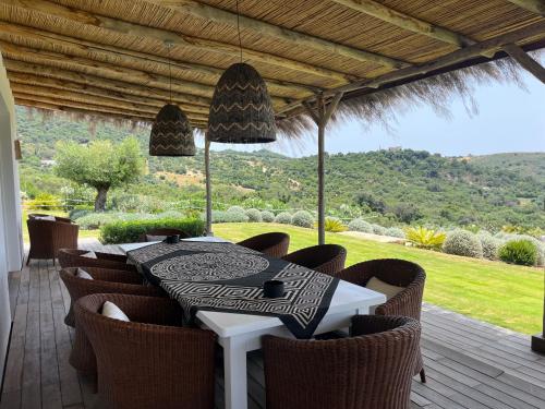 ระเบียง/ชานเรือน, Akine Lodge - A Tranquil Rural Retreat in โกลเมนาร์