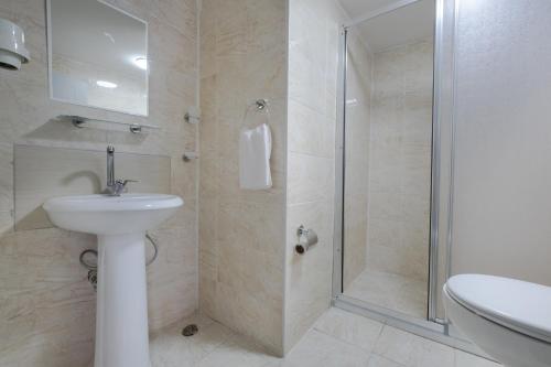 Deluxe Double Room with Sea View image 2