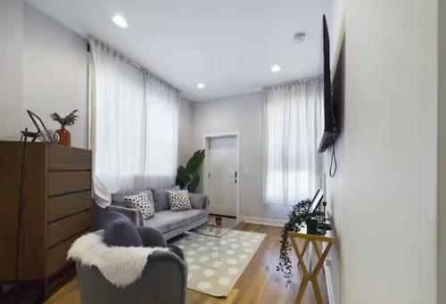 Chic 2BR top-floor gem - Tap to explore photos