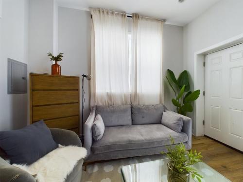Chic 2BR top-floor gem in Chicago, USA