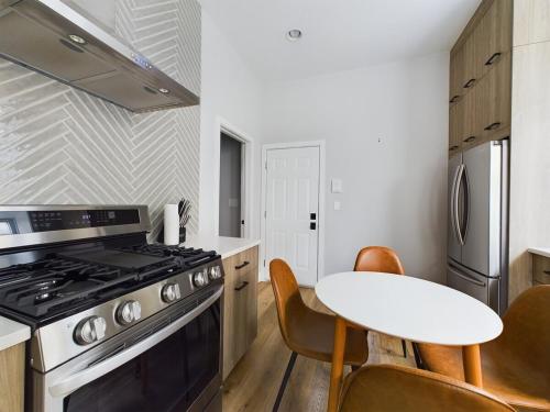 Chic 2BR top-floor gem in Chicago, USA