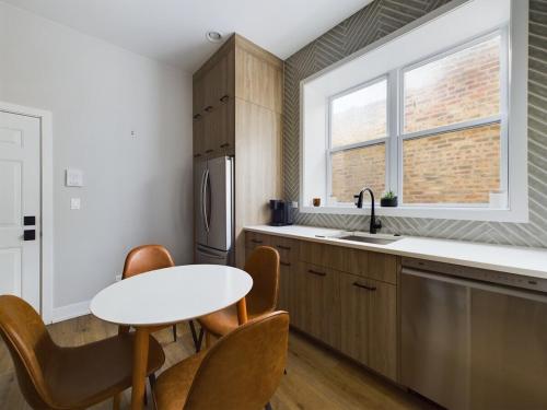 Chic 2BR top-floor gem in Chicago, USA