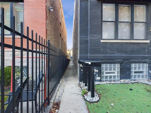 Chic 2BR top-floor gem in Chicago, USA
