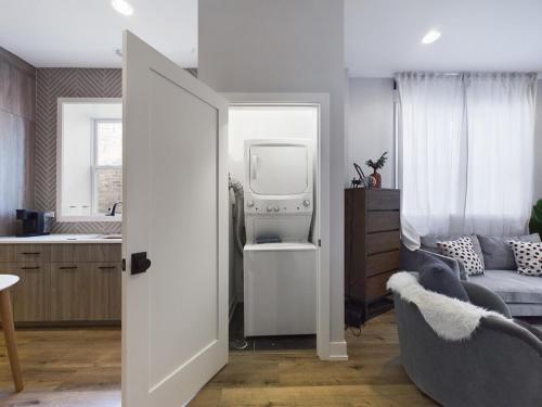 Chic 2BR top-floor gem in Chicago, USA