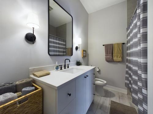 Chic 2BR top-floor gem - Tap to explore photos